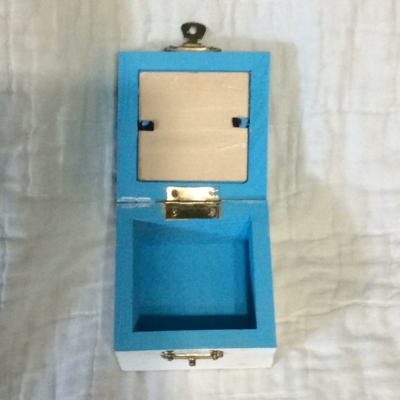 Trinket box 3x3x2 in blue and white. H261 - Picture 4 of 4